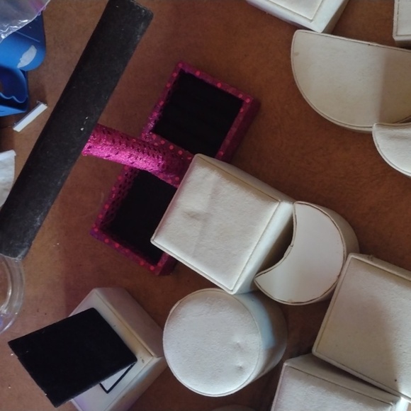 Cream Jewelry Display Set with Mirrors - Picture 5 of 5